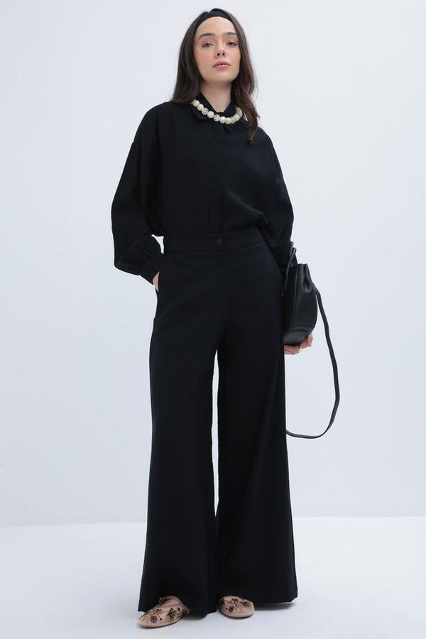 Wide-leg black pants with a sleek and versatile style.