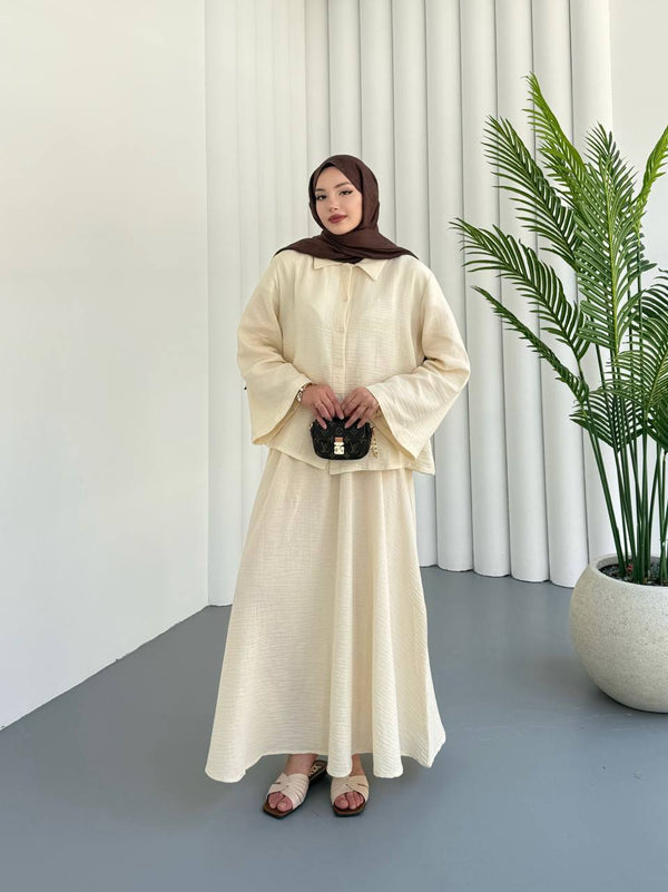Printed dress with a black collar, combining charm and contrast in a modest, elegant style.